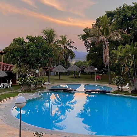 El Pantanal Hotel & Resort Puerto Quijarro  エクステリア 写真